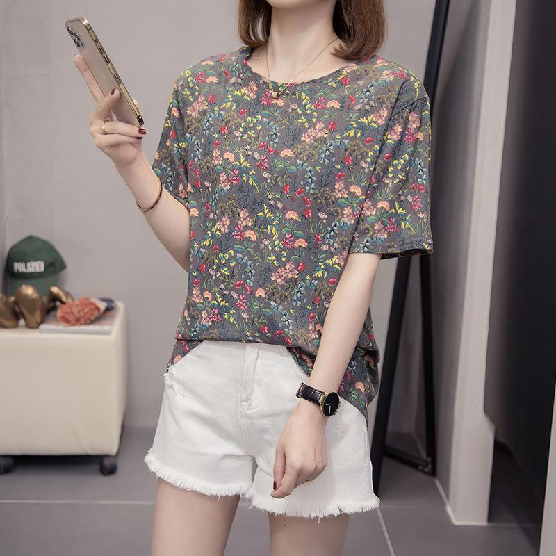 Женская футболка с цветочным принтом, с коротким рукавом - Лето 2023, Приталенный свободный крой, Модная омолаживающая блузка для мам