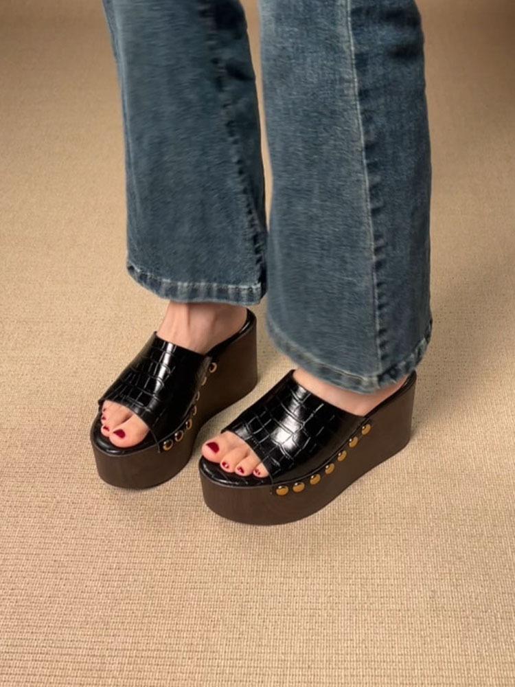 Мода 2025 новые сандалии с заклепками, с животным узором, верхняя одежда, пляжные, с текстурой дерева, на толстой подошве, клиновидном каблуке, сандалии на одно слово для женщин