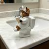 Забавная фигурка шотландской коровы, милая статуэтка коровы из смолы, сидящей на унитазе и читающей книгу, для офисного стола, кухни, стола, дома, декора ванной комнаты