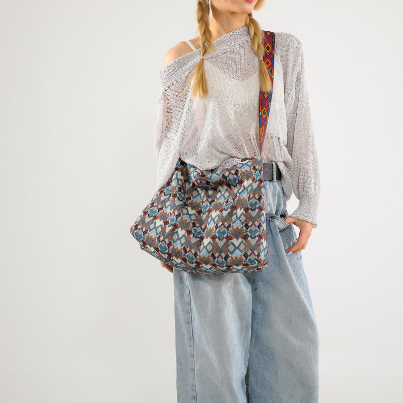 2024 летняя новая модная нишевая портативная сумка-тоут для поездок на работу простая модная большая вместительная модная сумка подмышкой