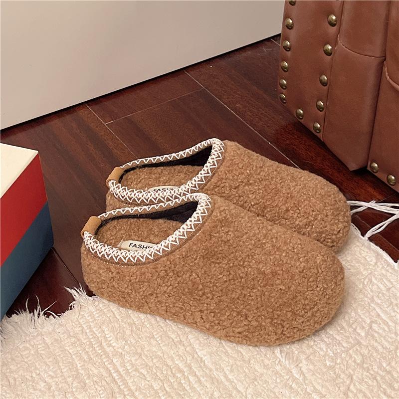 Ретро нескользящие толстоподошвенные пушистые тапочки для женской уличной носки 2025 новые осенне-зимние универсальные увеличивающие рост мягкоподошвенные тапочки с закрытым носком