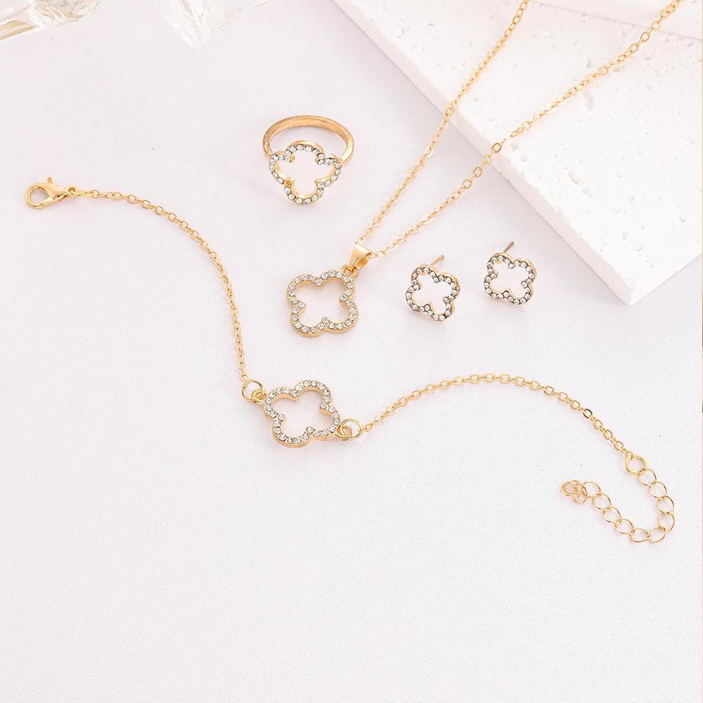 Комплект ювелирных изделий, пользующийся спросом: Модное ожерелье, браслет, серьги и кольцо с полыми бриллиантами в форме четырехлистного клевера