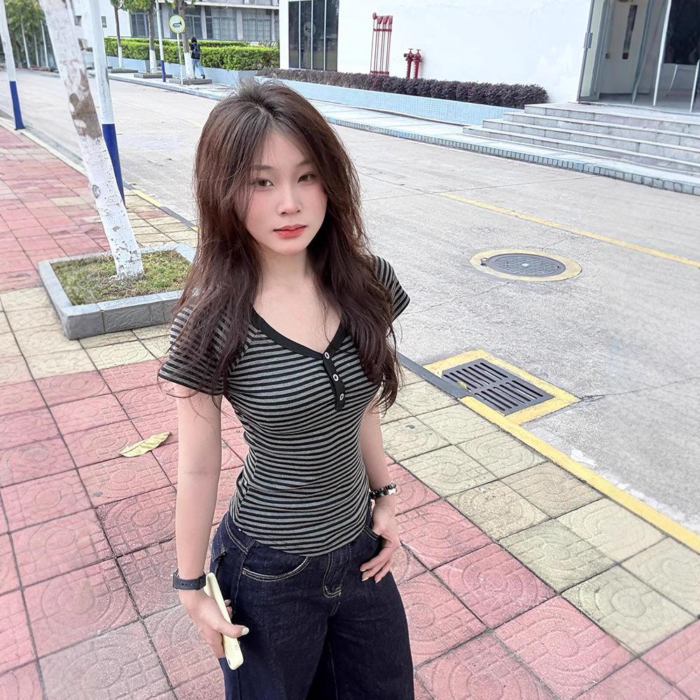 Contrasting striped v-neck front shoulder short-sleeved t-shirt women's summer new Spice Girl slim and thin waist short temperament top