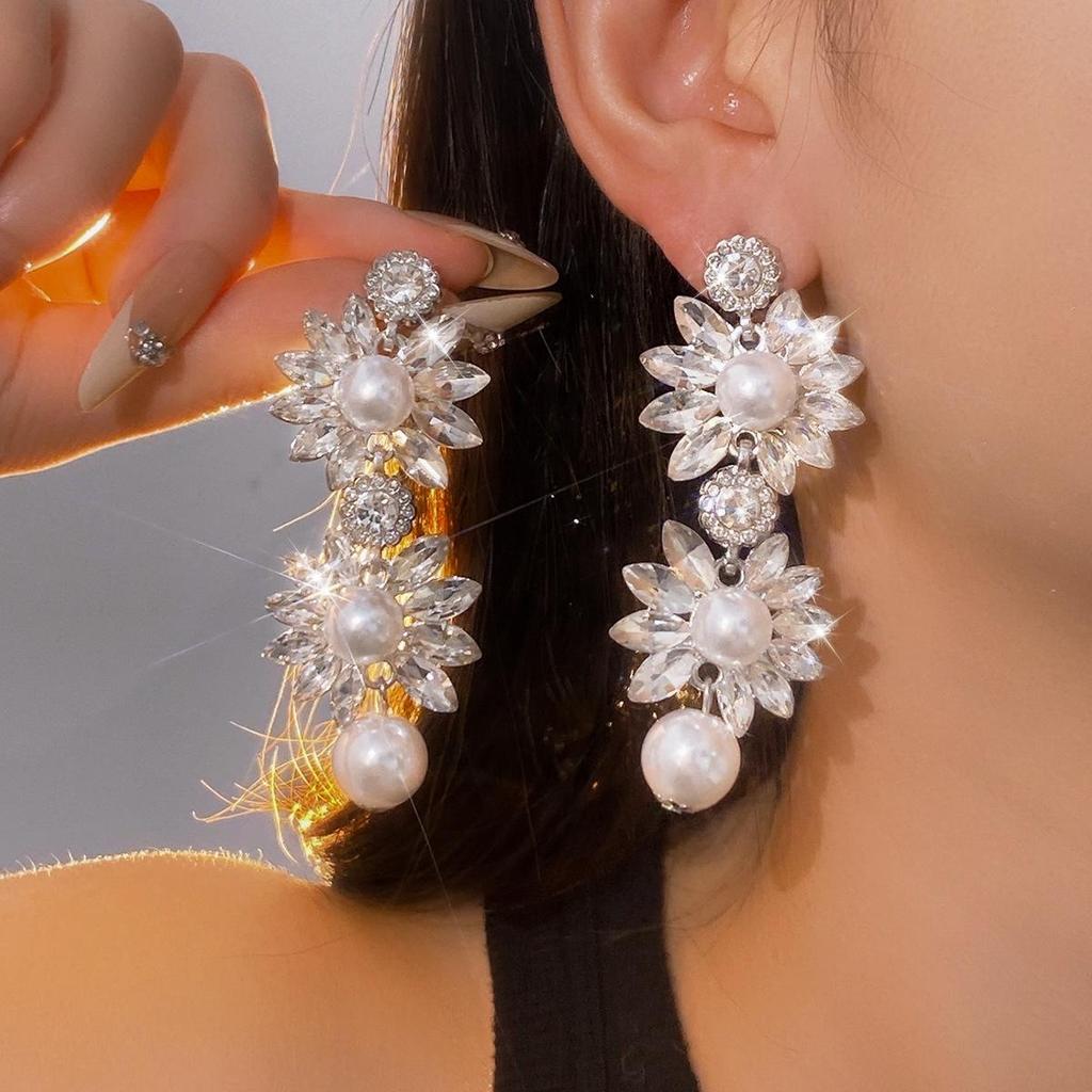 Серьги-кисточки с цветком, инкрустированным бриллиантами 'Серебряная игла' - Элегантные и модные серьги-пусеты высокого класса с уникальным дизайном