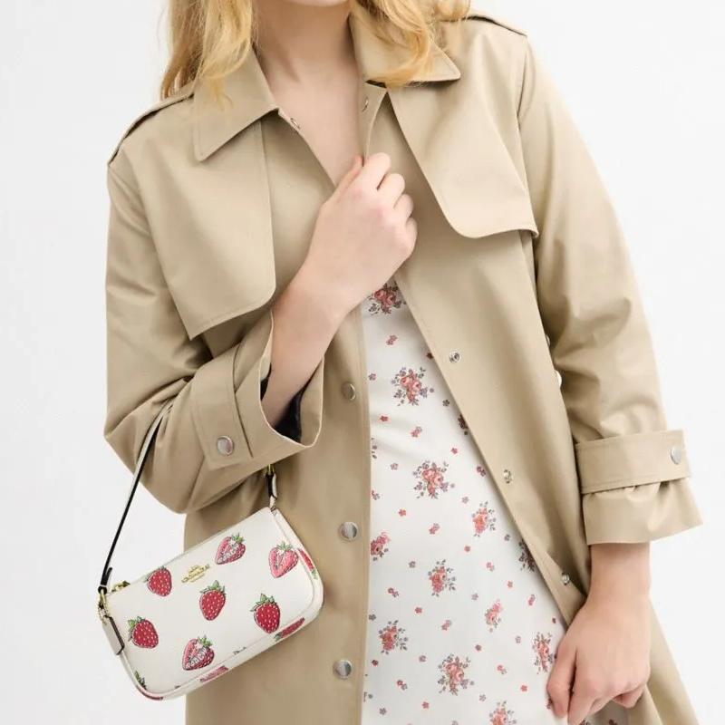 Coach Nolita 19 Сумка-клатч женская маленькая, искусственная кожа, металлическая микро-этикетка, принт клубники, смешанные цвета, цвет меловой белый