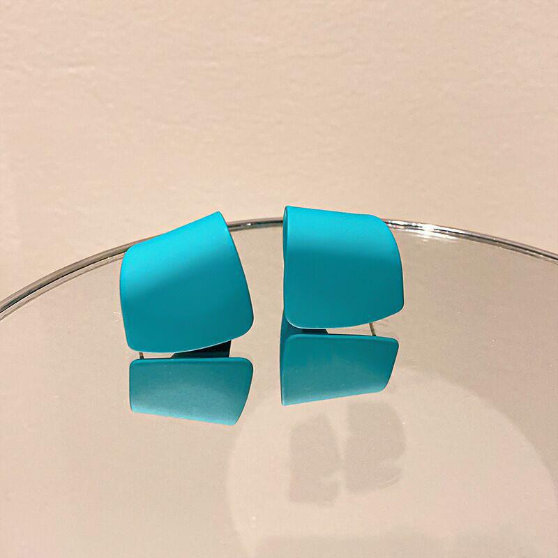 Серьги цвета конфет с нерегулярной геометрией. Маленькие серьги в стиле свежего цвета. Все подходящие серьги-гвоздики.