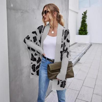 Женский кардиган свитер крупной вязки с леопардовым принтом на весну 2025: Европейская/Американская Мода