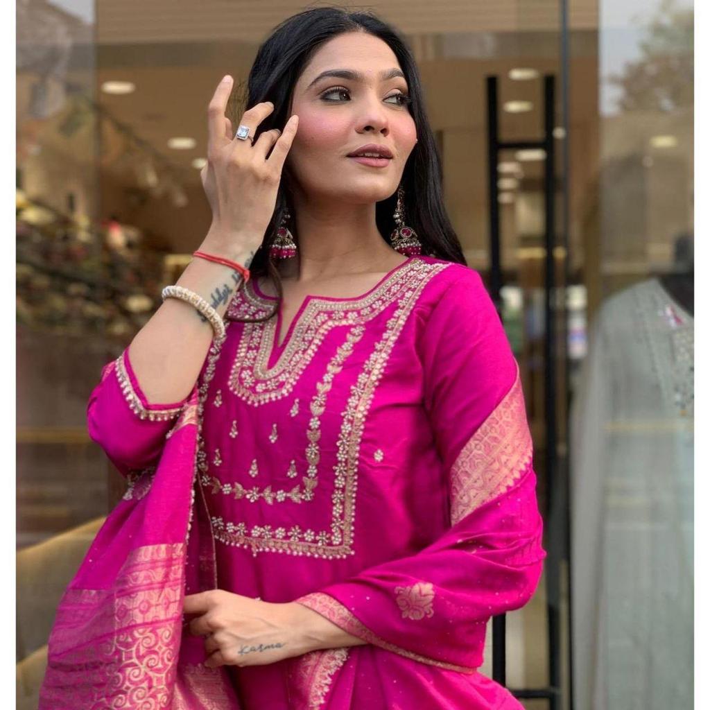 Красивый комплект тяжелого костюма с замысловатой ручной вышивкой, плетение Zari . Сочетается с подходящими брюками и пиджаком Dupatta.