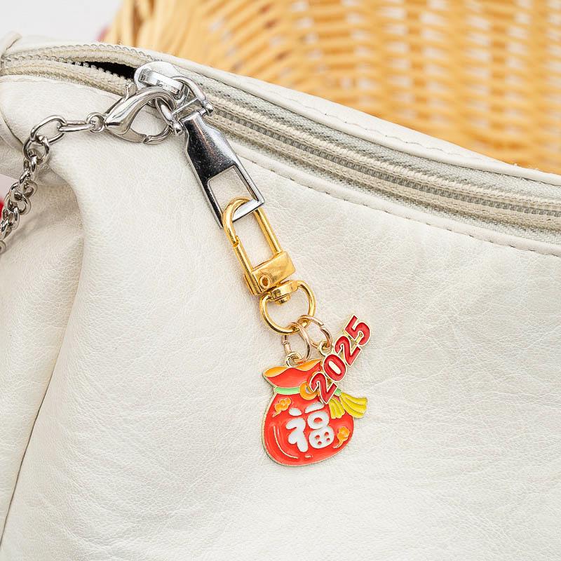 Брелок с подвеской в ​​виде панды: Новогоднее украшение в виде красной панды, милая кукла для студенческих сумок, подарок на год змеи