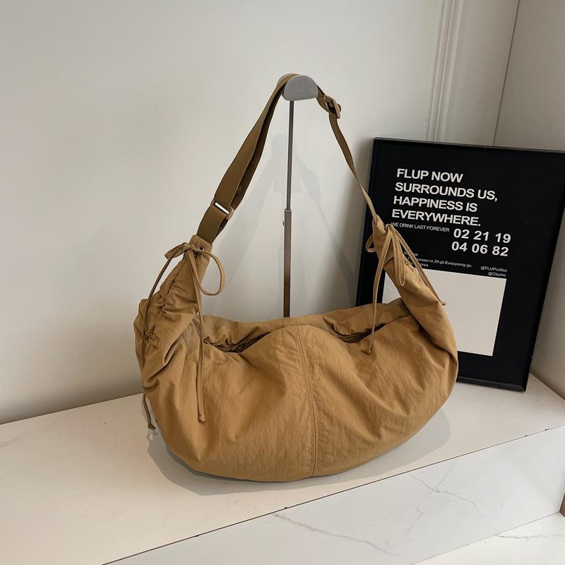 Сумка большой вместимости женская нишевая повседневная модная простая сумка-тоут для поездок на работу спортивная чрезвычайно простая на плечо кроссбоди сумка-пельмень