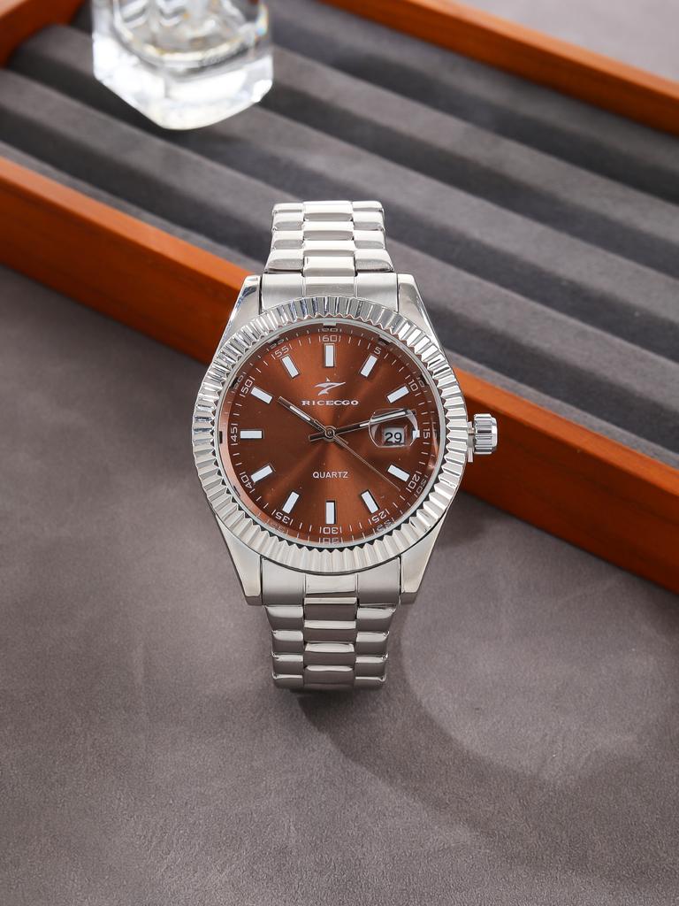Business casual quartz watch with classic steel bracelet minimalist dial design date display durable case versatile for dail