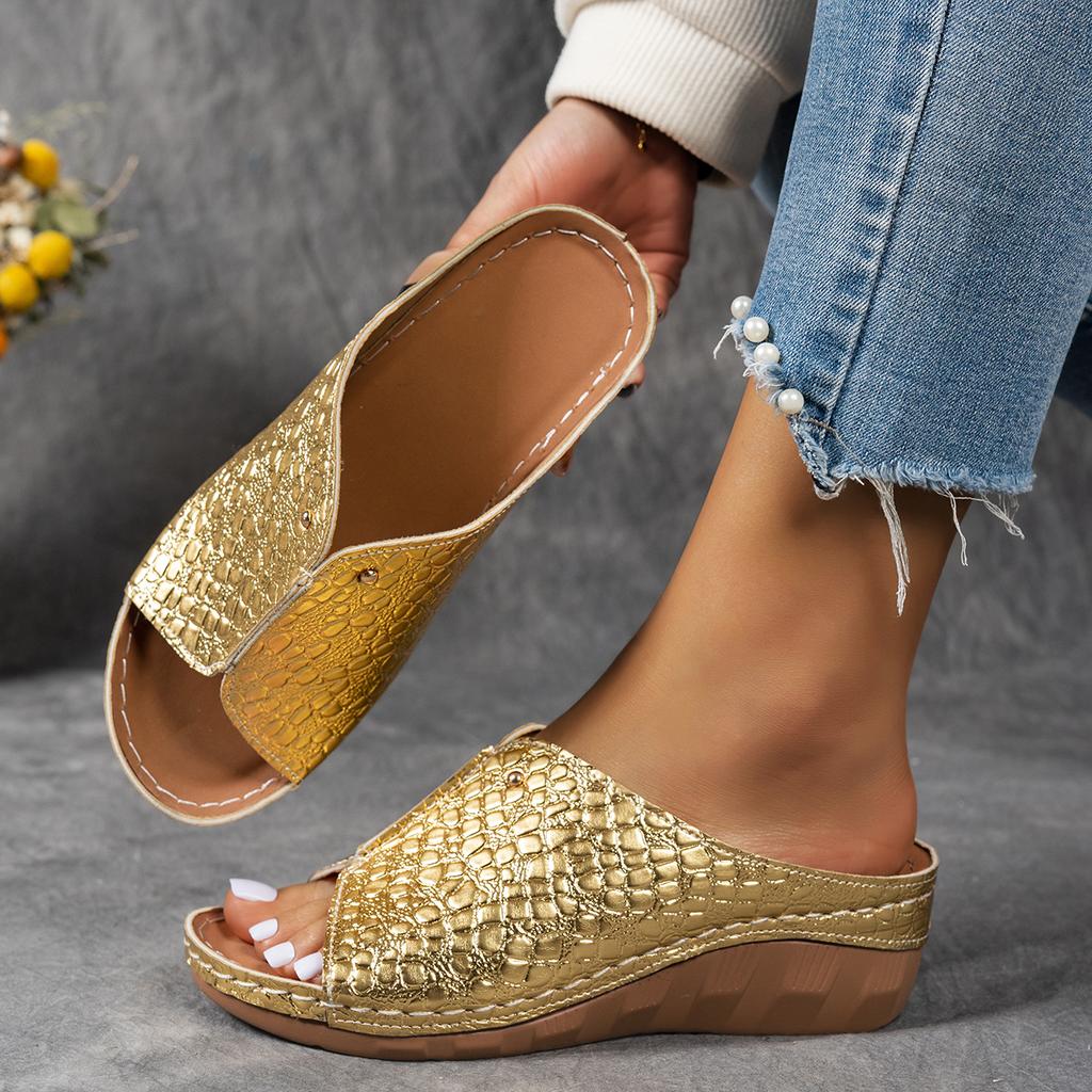 Модные женские танкетки-шлепанцы Новые летние сандалии на платформе с принтом крокодила Женские кожаные нескользящие пляжные шлепанцы Большого размера Слайды для женщин