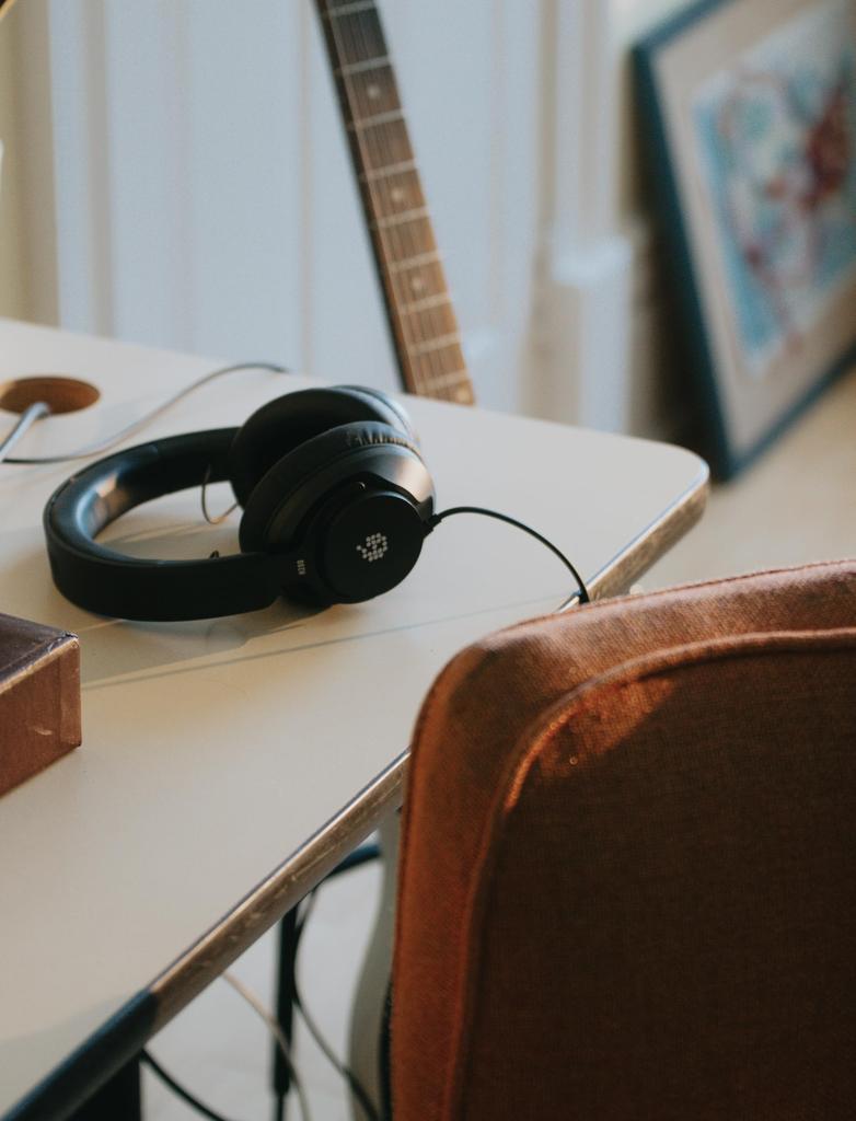 Герметичные мониторные наушники ADAM Audio H200