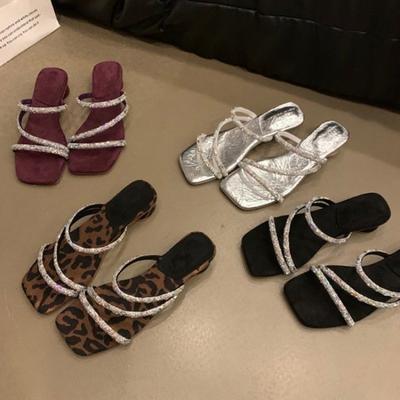 Женские сандалии 2024 года, новые летние туфли в римском стиле со стразами и ремешком на щиколотке, женские туфли на высоком толстом квадратном каблуке, простые сексуальные туфли для женщин