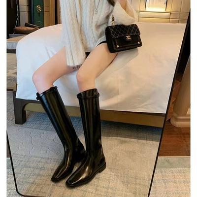 Новые туфли-лодочки, те же кожаные сапоги с тонкой пряжкой на ремне, но высотой до колена, на толстом каблуке и толстой подошве, увеличивающие рост, рыцарские