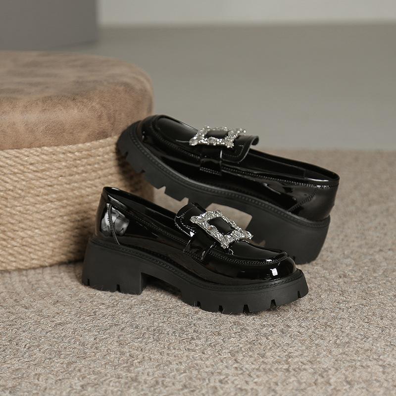Маленькие кожаные туфли из лакированной кожи, женские осенне-зимние туфли на толстой подошве, новые туфли Lok Fu в британском стиле, туфли-джокеры с квадратной пряжкой и стразами