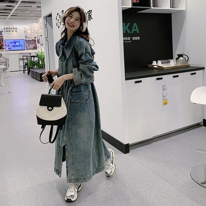 Весенняя новинка, джинсовая ветровка с лацканами и поясом на талии, женская длинная куртка выше колена