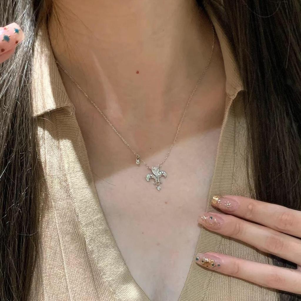 Изысканное женское ожерелье с подвеской «Ирис» из циркона — элегантная ключичная цепочка с нишевым дизайном