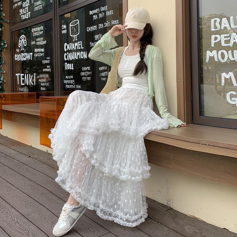 Qooth Белая трехслойная юбка из тюля, приталенная юбка А-силуэта, юбка миди с высокой талией, милая повседневная кружевная юбка QT2592