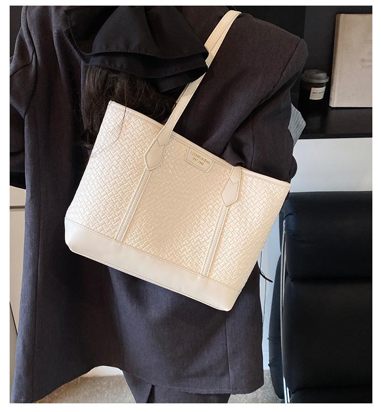 Женская сумка-тоут большой вместимости 2025 новая летняя универсальная сумка через плечо корейская версия ленивый стиль повседневная рабочая сумка для поездок