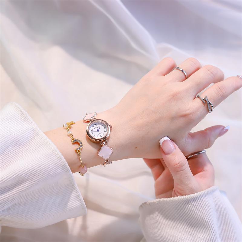 Шикарные нишевые женские часы в французском стиле: Элегантный и минималистичный дизайн с изысканным маленьким циферблатом и стильным браслетом