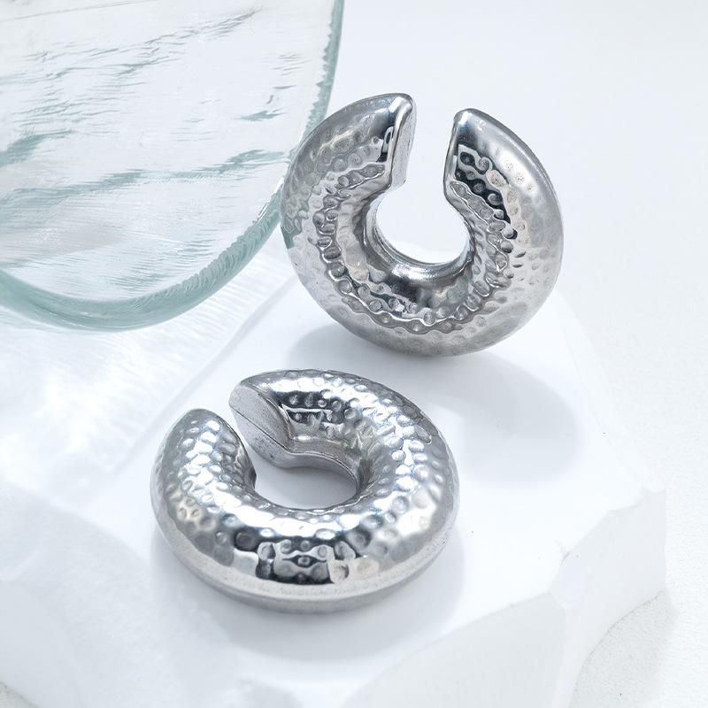 European and American high-end stainless steel hollow ear clips, retro style light luxury women's simple titanium steel earrings and earrings.