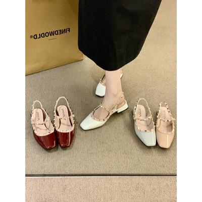 Французский темперамент квадратный носок бордовые заклепки толстый каблук туфли-лодочки женские 2025 новые ретро лакированная кожа сумка носок сандалии лето