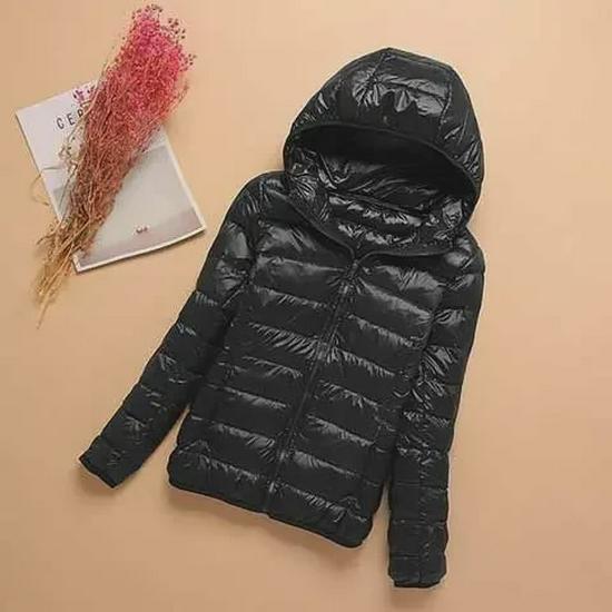 Оформление: Женская большая куртка из тонкого хлопкового пуха с капюшоном - короткая модель, воротник-стойка