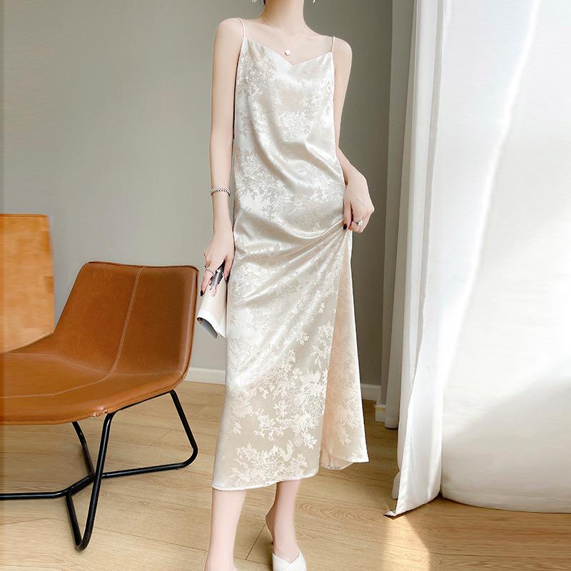 Женское платье из жаккардового сатина с V-образным вырезом и бретелями-спагетти - Приталенное, Высококлассный французский дизайн для весны/лета