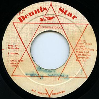 7-дюймовая пластинка MIKEY MELODY - Gilbert / Версия 1789 Dennis Star 1988 Ямайка Регги, Ска и Даб