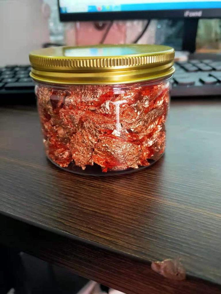 Фрагменты золотой, серебряной, медной и алюминиевой фольги для нейл-арта и декора