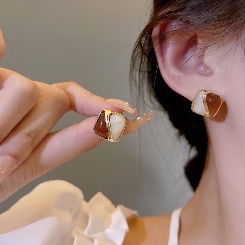 Новые коричнево-бежевые квадратные женские серьги-гвоздики с имитацией камня, изысканные маленькие серьги для девочек, необычные украшения для ушей