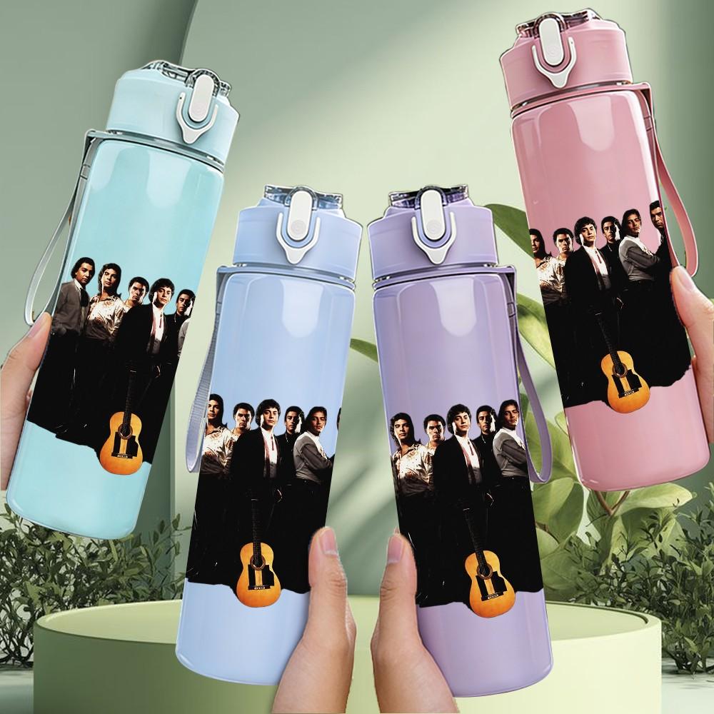 1PC Four member band dark square print 750ml colorful plastic sports water bottle leakproof pop up lid with straw for outdoor work home use