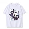 Hollow Knight Рыцарь сидит на скамейке Коллаж персонажей Графическая белая футболка | Фанат инди-игр Милая уличная одежда Мерч Футболка