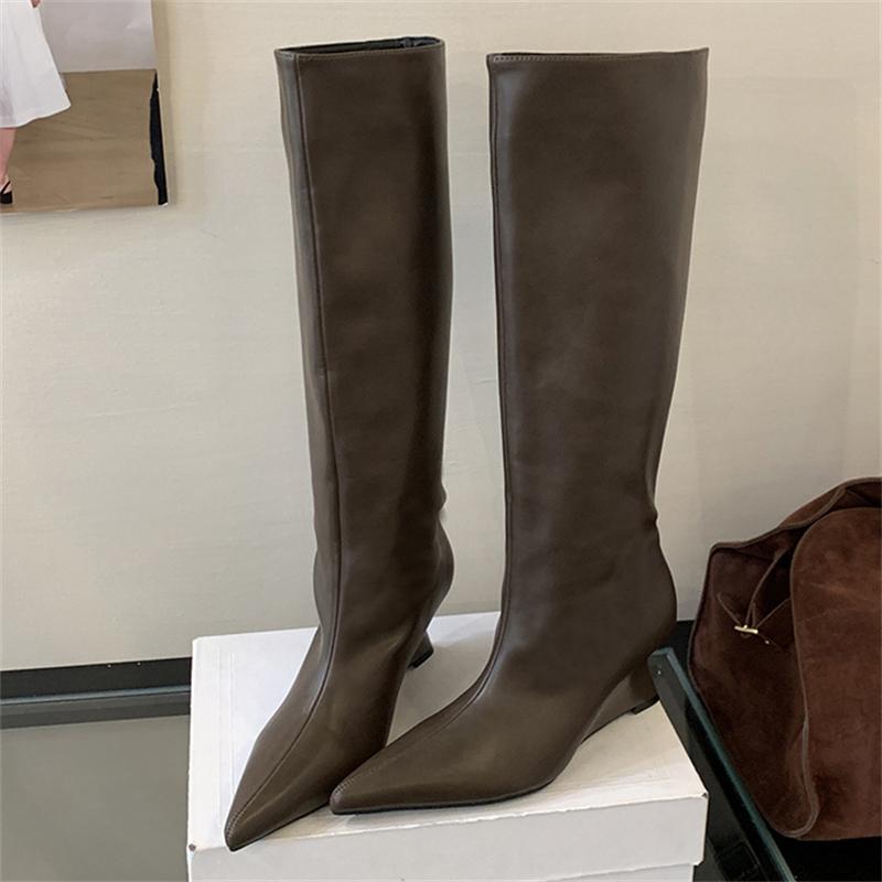 Eilyken Зимние дизайнерские ботильоны на танкетке из мягкой кожи, на низком каблуке, женские сапоги до колена, модные ботинки с острым носком