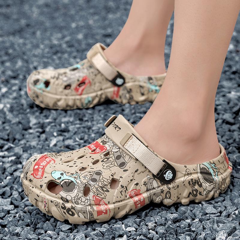 Fashion Men Summer Clogs Slippers Light Soft EVA Men's Hole Shoes Outdoor Sandals Home Garden Shoes Male Beach Water Shoes Size 40-47