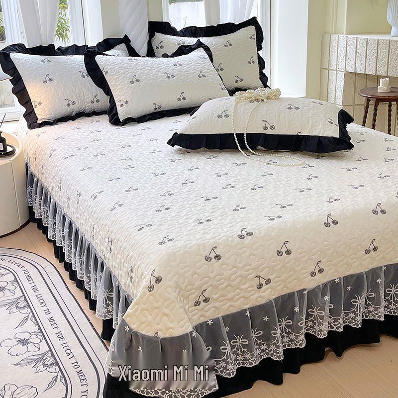 All-Season Quilted Cotton Bedspread Set with Lace Trim (Three-Piece, Thickened)