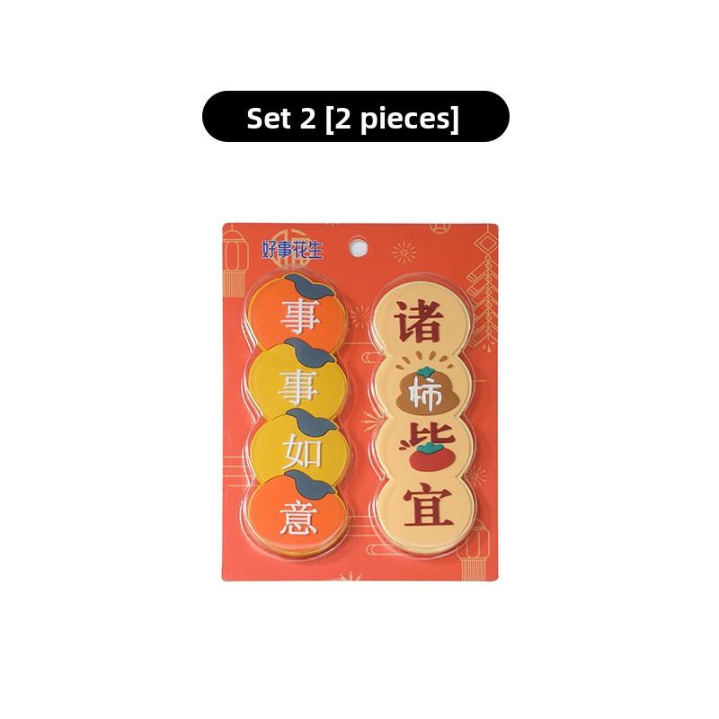 Новый тип магнита на холодильник украшен милыми, мирными и радостными новогодними магнитными наклейками.. Вы можете наклеить их свободно