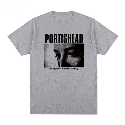 Ретро-футболка британской группы Portishead с ностальгическим рисунком, изображающим мужские и женские буквы, а также европейско-американские граффити в черно-белом цвете.