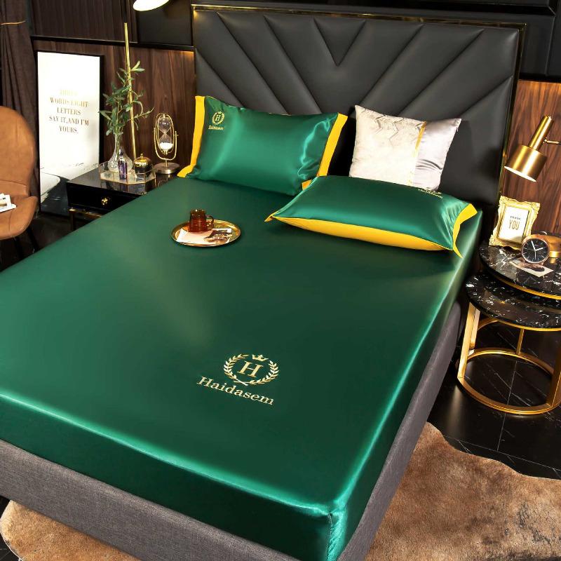 Комплект из трех предметов матраса из стираного шелка, цельный наматрасник, моющийся и складной, полностью закрытый, а покрывало не скользит.