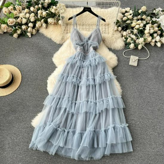 Элегантное платье-свитер с открытой спиной из газовой ткани