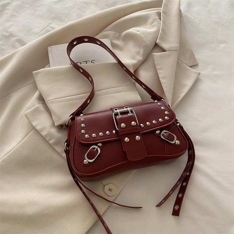 2025 новая наплечная сумка-мессенджер текстурная трендовая крутая дизайн с заклепками в стиле Spice Girl персонализированный дизайн локомотивная модная сумка-багет под мышкой