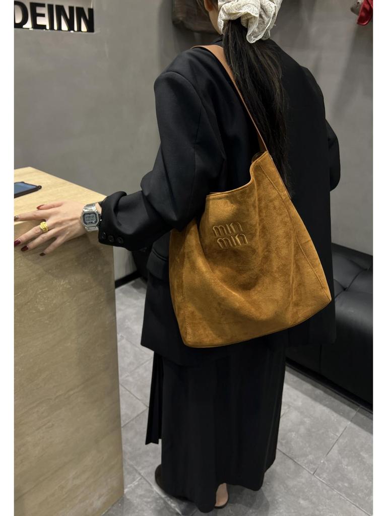 2025 Autumn/Winter Retro Large Capacity Casual Tote Bag for Women - Underarm, Single Shoulder, Mother-Child, Commuter Handheld