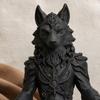 3D-печатная статуэтка медитирующего оборотня в готическом стиле Yousheng, скульптура Зверя-Воина Дзен на круглой основе, матово-черный фэнтезийный декор для стола, уникальный подарок для