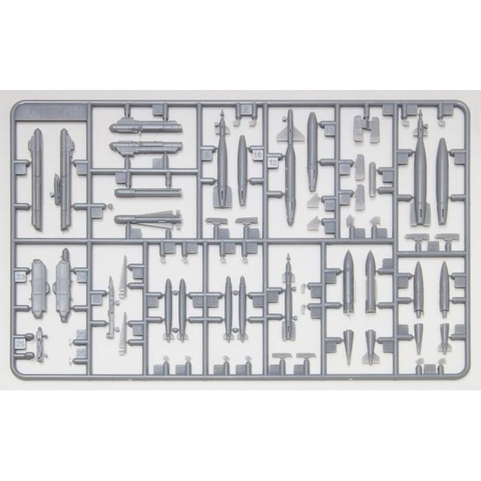 FineMolds 1/72 Jet Aircraft Series US Aircraft Bomb Set 2 Plastic Model FF102 (Aircraft) Mold Color 3 cm x 0.5 cm x 0.5 cm