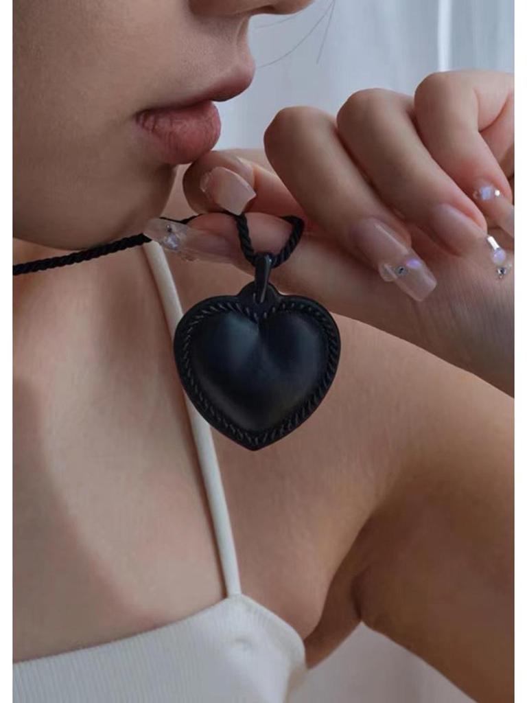 Ожерелье из черной кожи в стиле ретро с подвеской в форме сердца - корейский стиль
