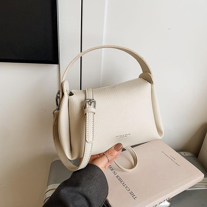 Супер огонь маленькая сумка женская весна и лето универсальная 2025 новая простая сумка-мессенджер женская популярная маленькая квадратная сумка в этом году