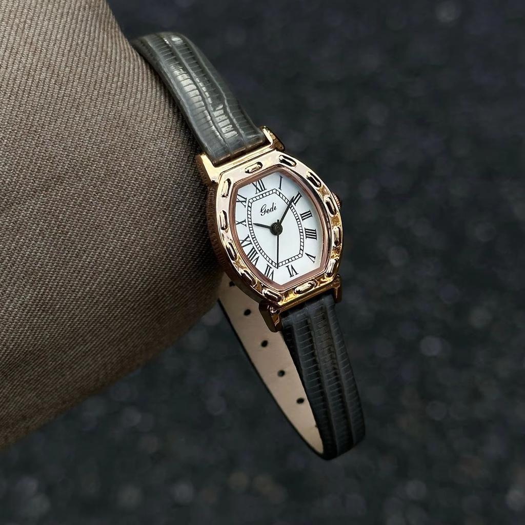 Vintage Roman Numeral Quartz Women Watch Leather Strap Ladies Wristwatch Retro Barrel Dial Elegant Dress Watches Daily Gift