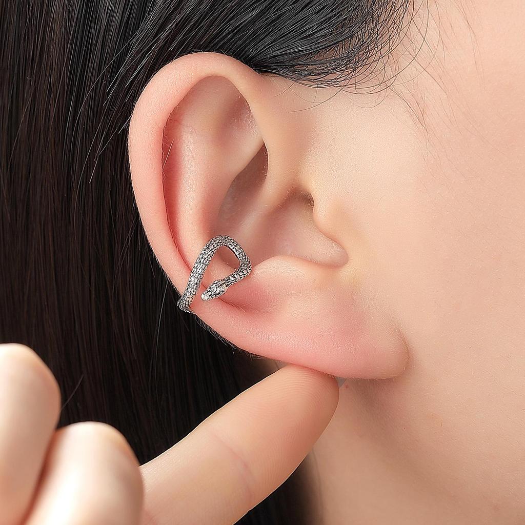 Элегантные серьги-клипсы в виде змеи с бриллиантами - без прокола, минималистичная мода, нишевый дизайн