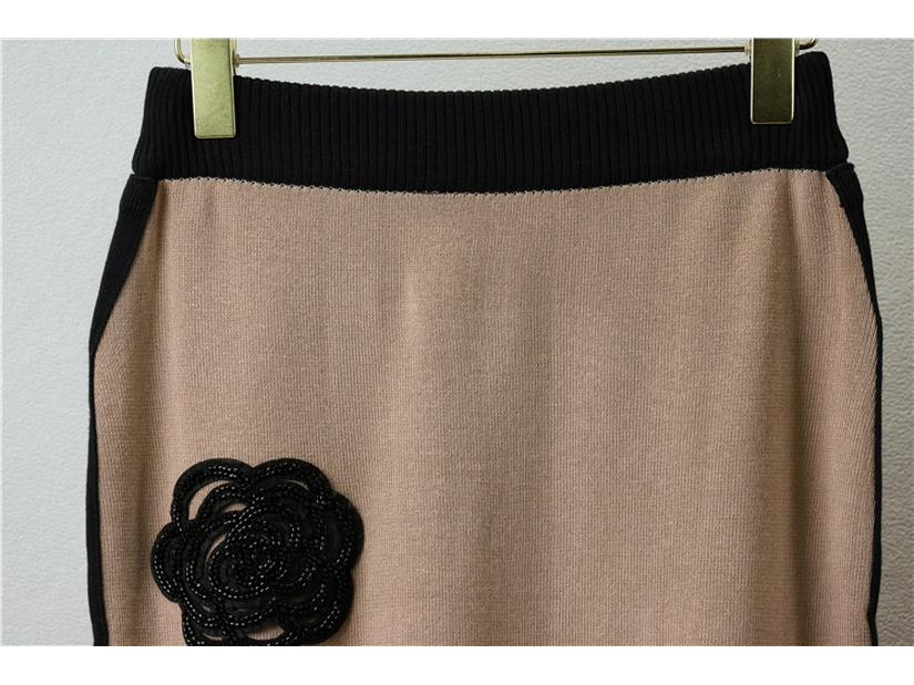 Женский корейский вязаный комплект с камелиями: Элегантный топ с круглым вырезом и облегающая юбка - комплект из двух предметов